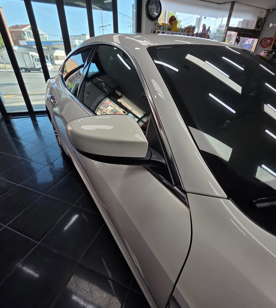Maserati Ghibli vinyl wrap - Maserati Ghibli Vinyl Wrap Review: Black Gloss Two-Tone Cost photo 4