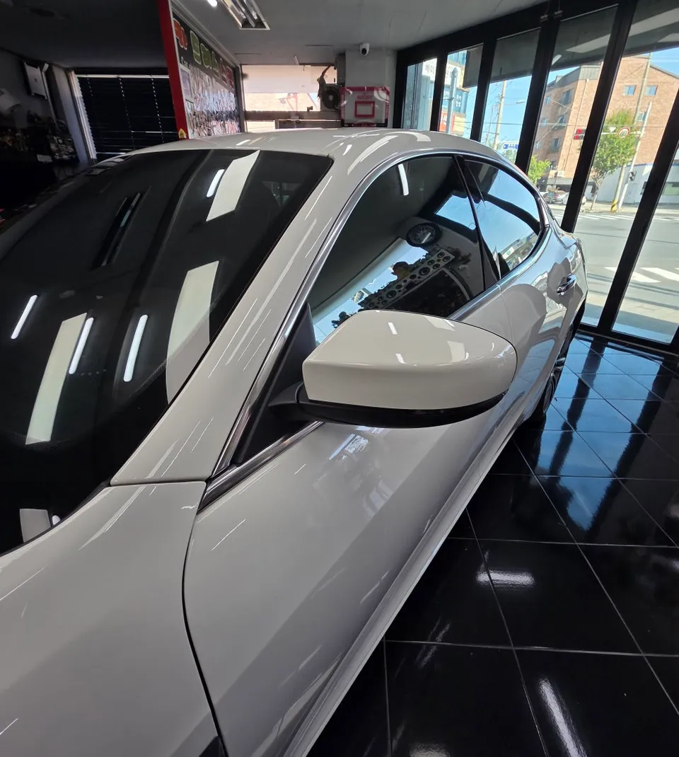 Maserati Ghibli vinyl wrap - Maserati Ghibli Vinyl Wrap Review: Black Gloss Two-Tone Cost photo 5