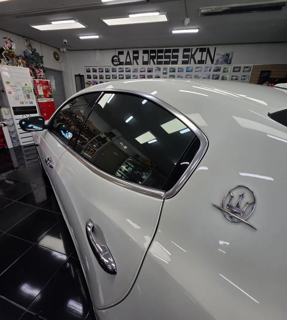 Maserati Ghibliのカーラッピング事例 施工写真 1-2