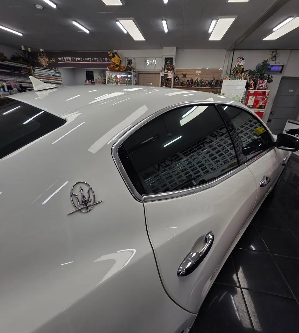 Maserati Ghibliのカーラッピング事例 施工写真 2-2