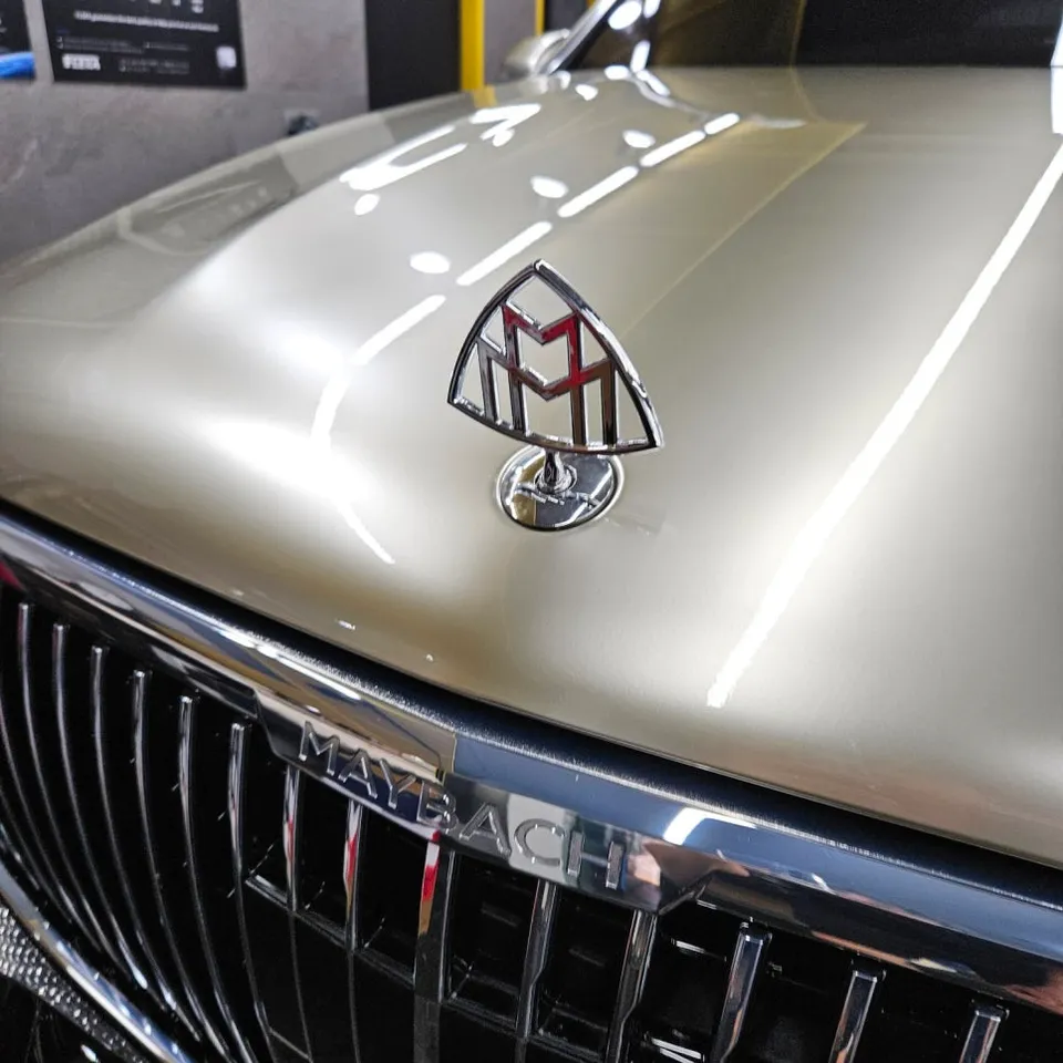 Mercedes-Benz Maybachのカーラッピング事例：シャンパンゴールドのツートン 施工写真 4-2