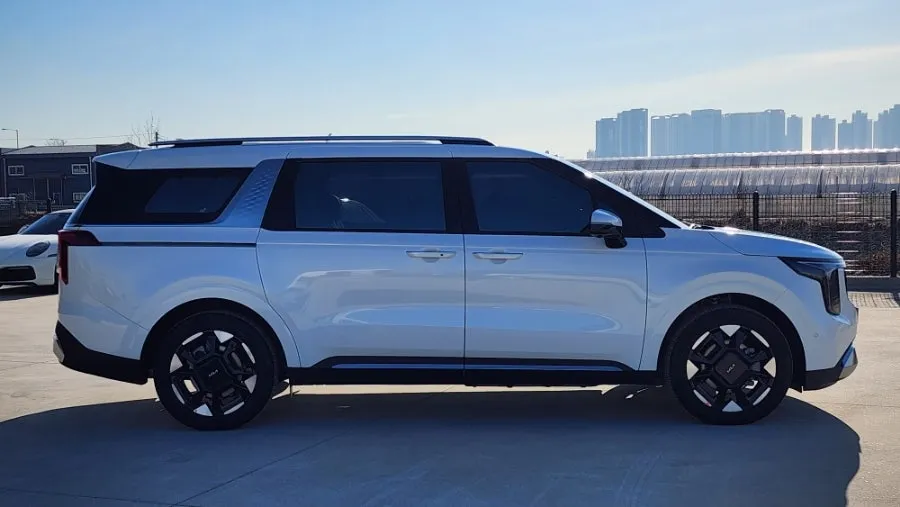 Kia Carnival Hybridのカーフィルム施工事例 施工写真 4-2