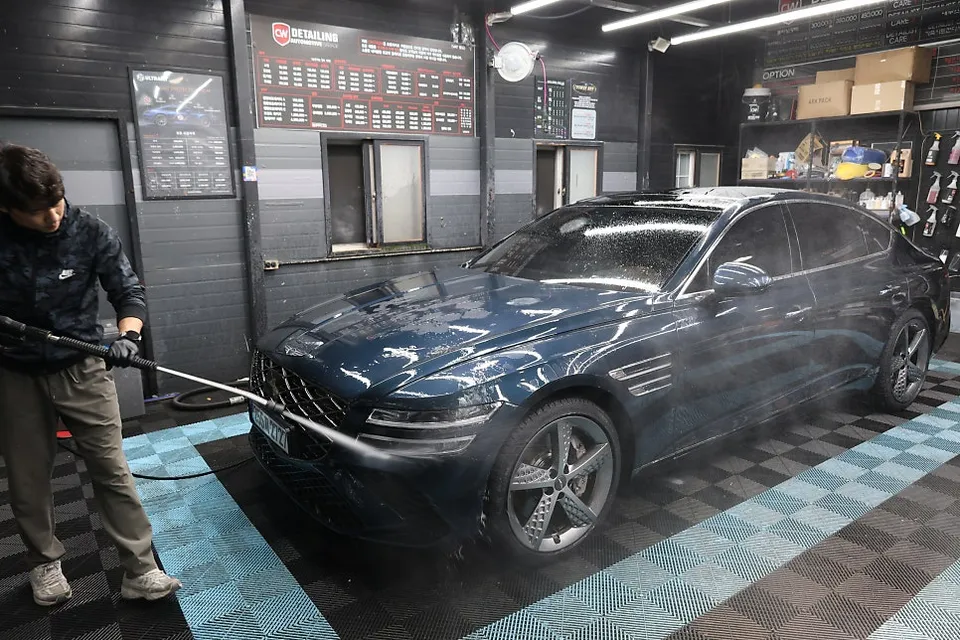 Genesis G80のガラスコーティング事例：韓国での施工と仕上がり 施工写真 3-2
