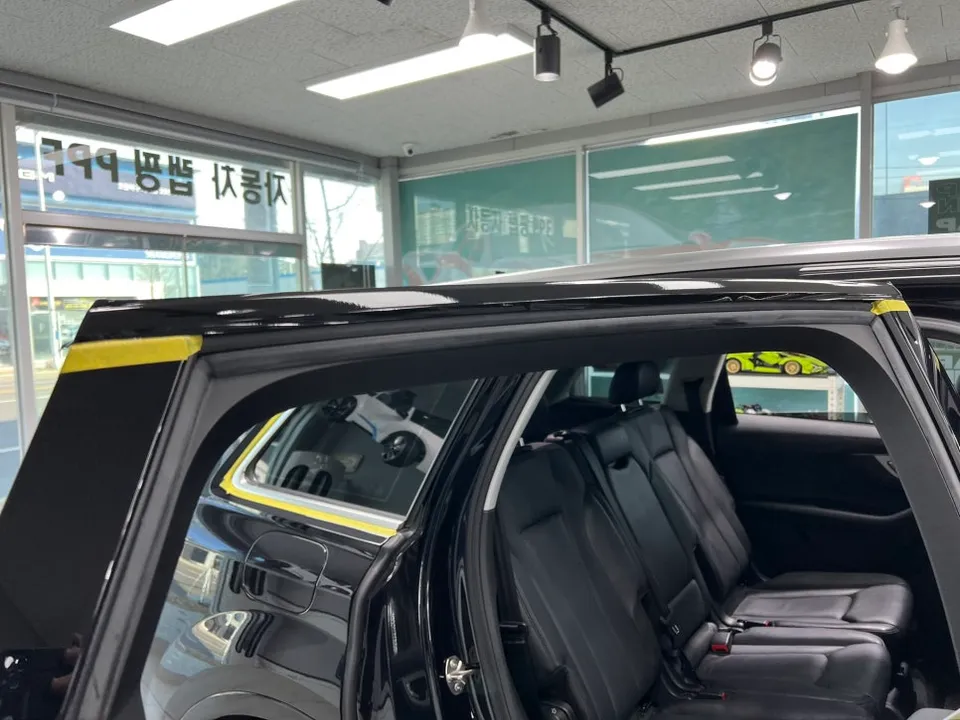 Audi Q7 vinyl wrap - Audi Q7 Vinyl Wrap Review: All-Black Transformation photo 4