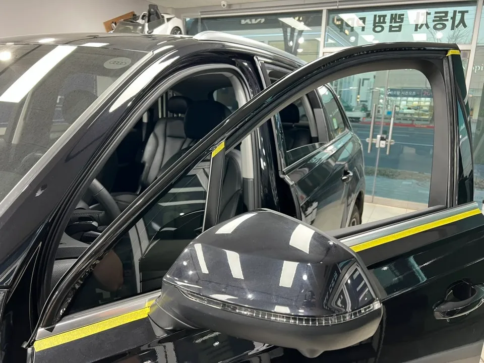 Audi Q7のカーラッピング事例 施工写真 1-2