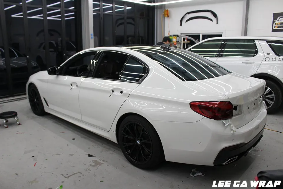 BMW 5 Seriesのカーラッピング事例|マットゴールドブルーPET 施工写真 2-1