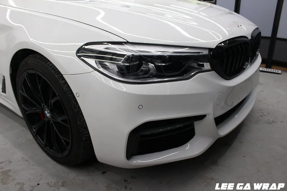 BMW 5 Seriesのカーラッピング事例|マットゴールドブルーPET 施工写真 1-2