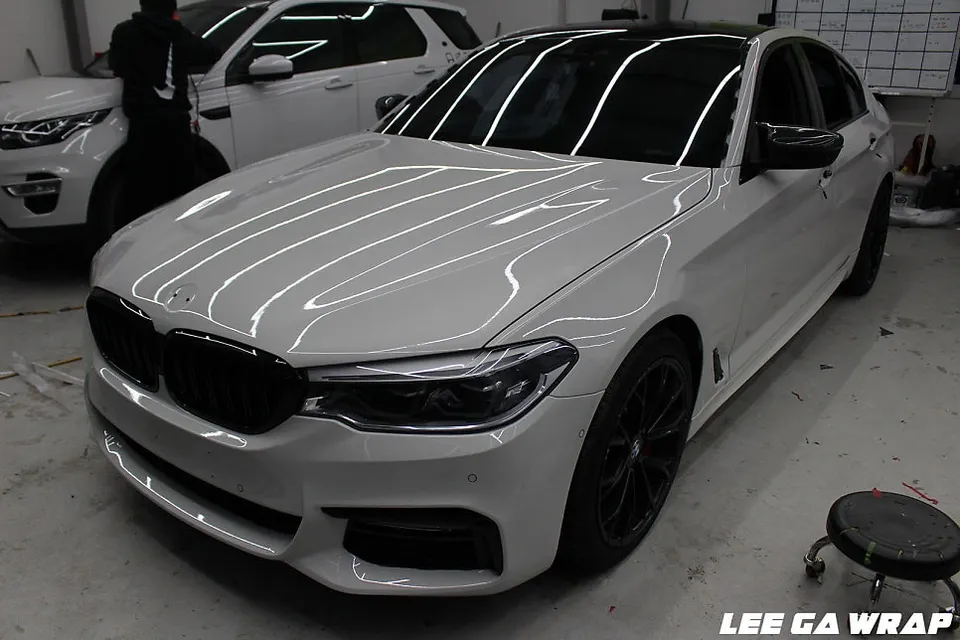 BMW 5 Seriesのカーラッピング事例|マットゴールドブルーPET 施工写真 2-2
