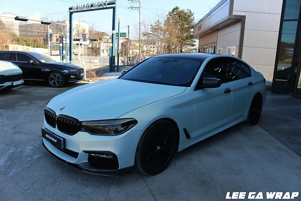 BMW 5 Seriesのカーラッピング事例|マットゴールドブルーPET 施工写真 3-2