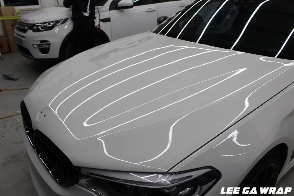 BMW 5 Seriesのカーラッピング事例|マットゴールドブルーPET 施工写真 4-2