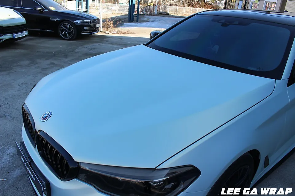 BMW 5 Seriesのカーラッピング事例|マットゴールドブルーPET 施工写真 1-3