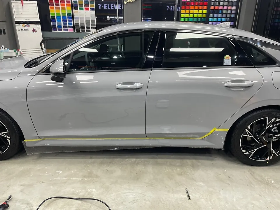Kia K5のカーラッピング事例｜室内カスタムで高級感UP 施工写真 1-3