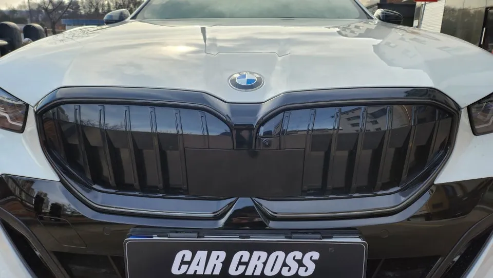 BMW G60 アイコニックグロウグリルラッピング事例 施工写真 3-2