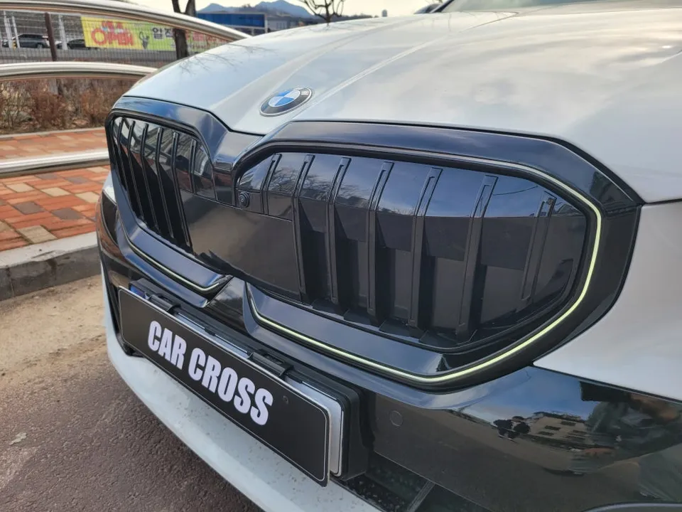 BMW G60 アイコニックグロウグリルラッピング事例 施工写真 4-2