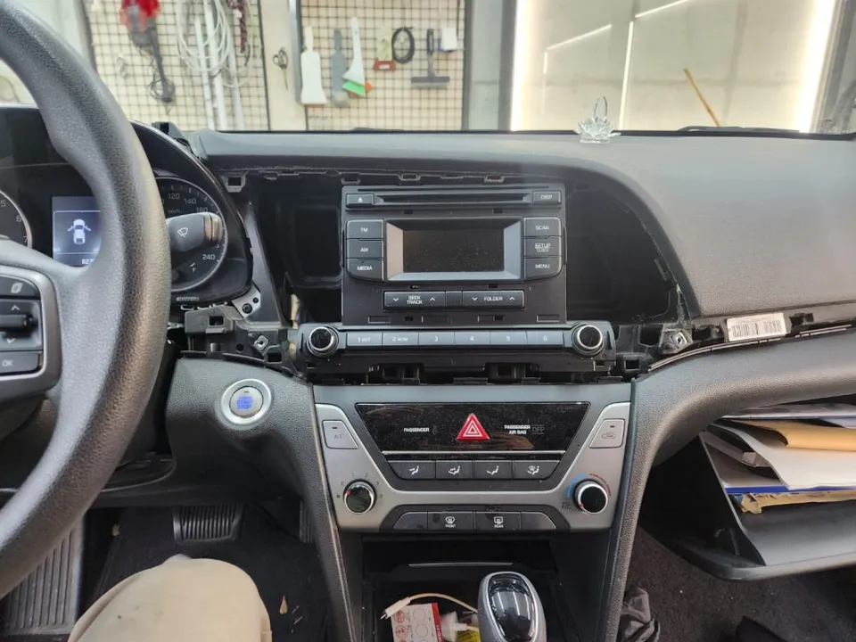 Hyundai ElantraのAndroid Auto・CarPlay取付事例 施工写真 2-1