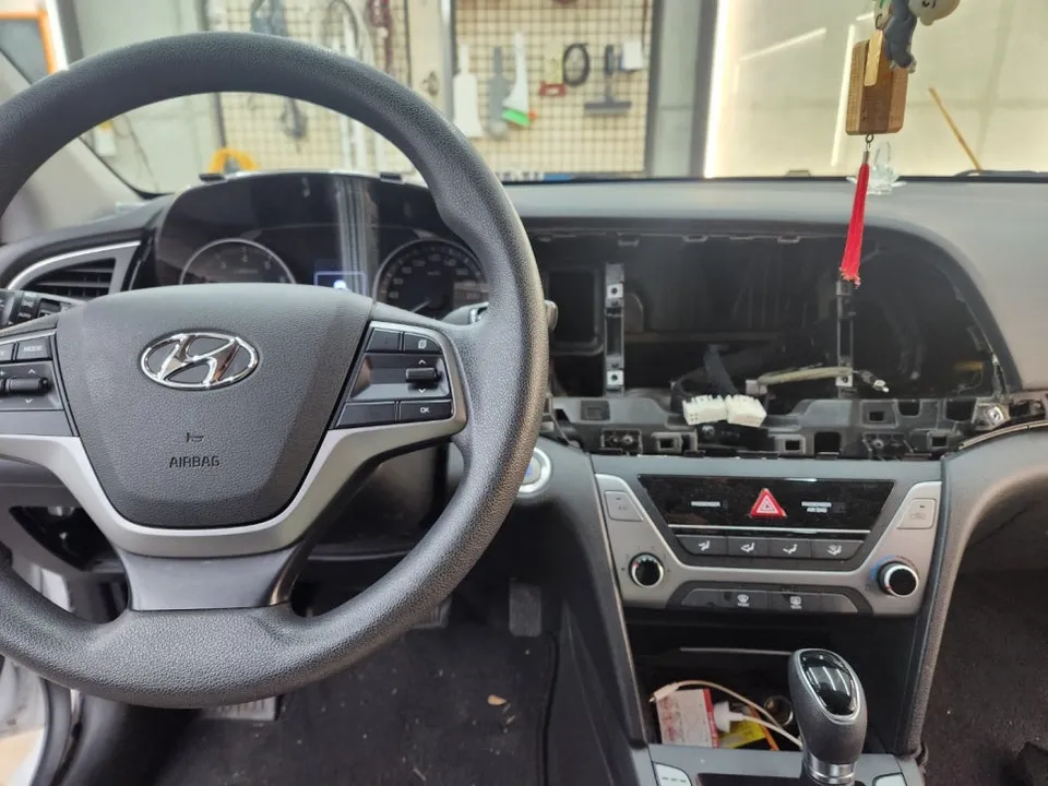 Hyundai ElantraのAndroid Auto・CarPlay取付事例 施工写真 3-1
