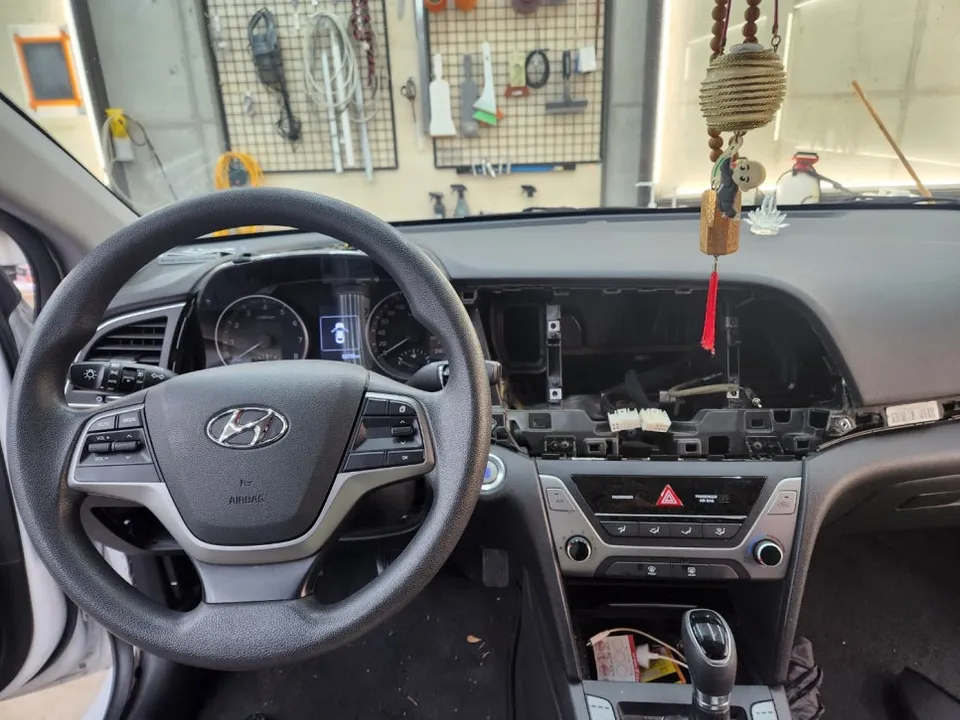 Hyundai ElantraのAndroid Auto・CarPlay取付事例 施工写真 4-1