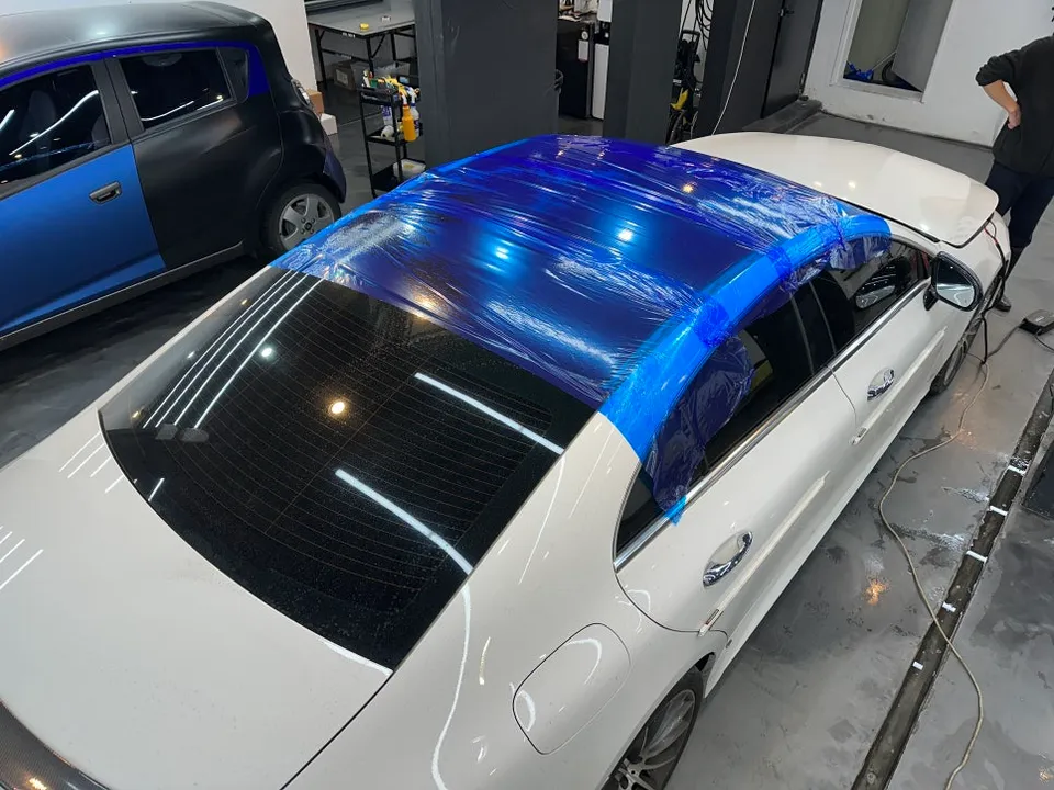 Mercedes-Benz CLSのPPF施工事例:ブラックPPFで美しく保護 施工写真 1-2