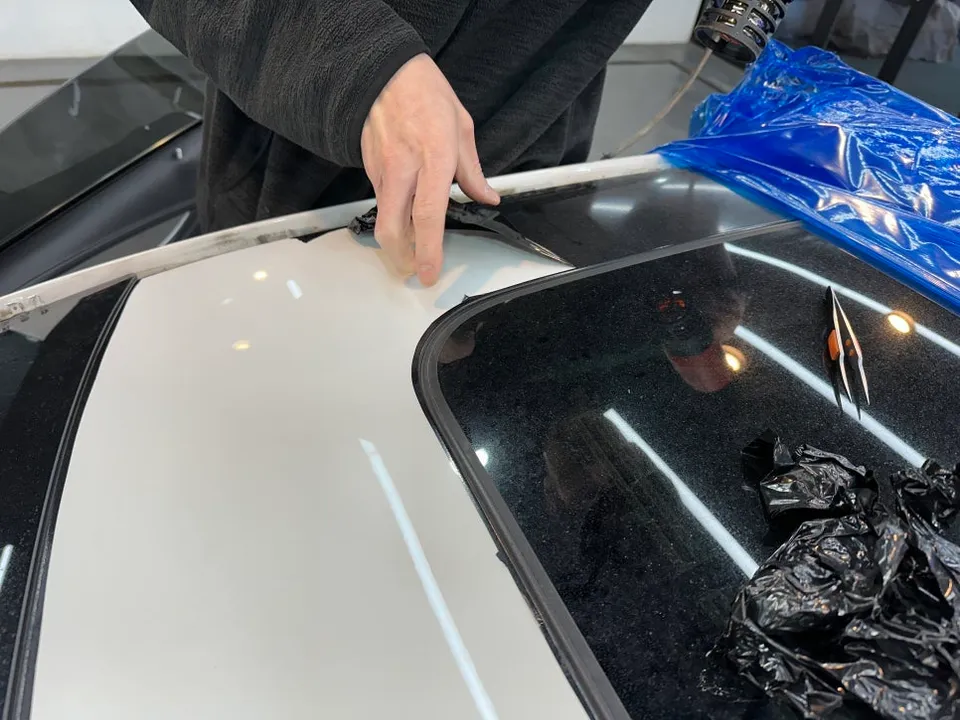 Mercedes-Benz CLSのPPF施工事例:ブラックPPFで美しく保護 施工写真 2-2