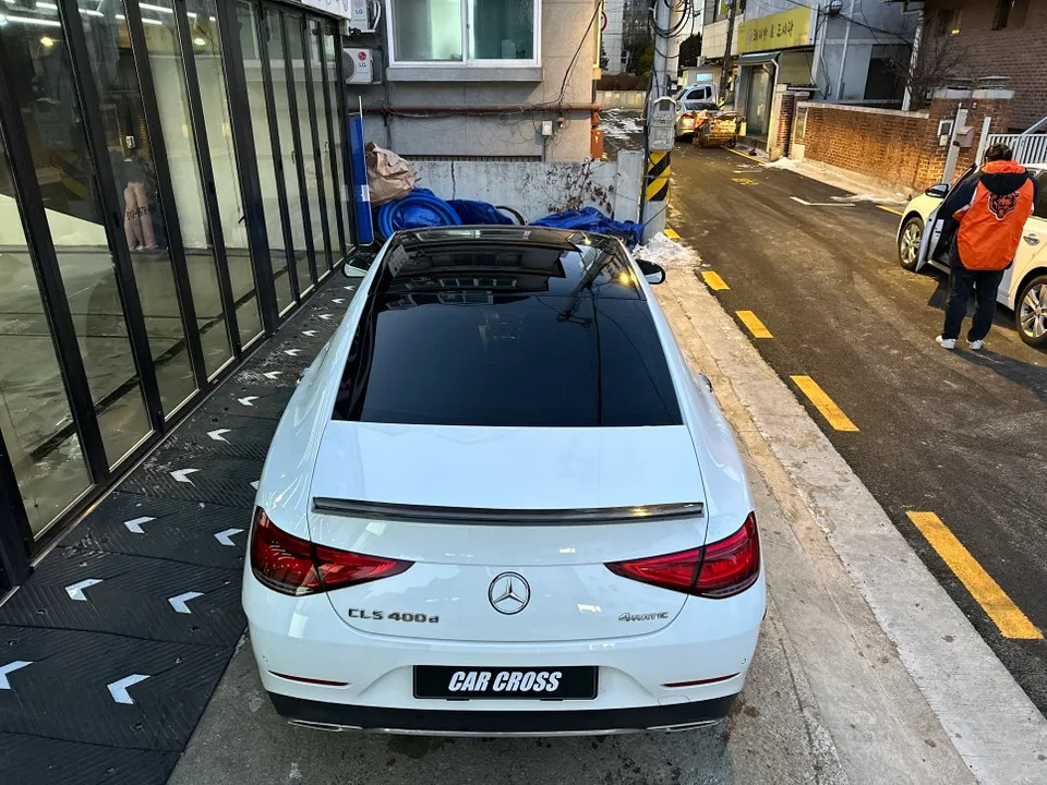 Mercedes-Benz CLSのPPF施工事例:ブラックPPFで美しく保護 施工写真 2-3