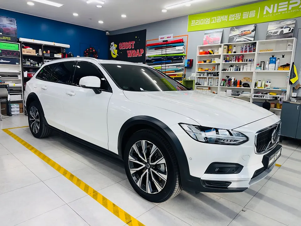 Volvo V90のカーラッピング事例：ボディ同色化で高級感アップ 施工写真 1-2