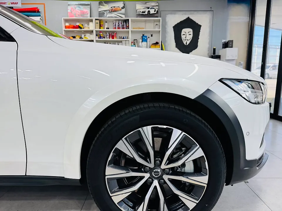 Volvo V90のカーラッピング事例：ボディ同色化で高級感アップ 施工写真 1-3