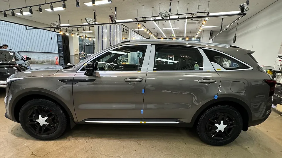 Kia Sorento Hybrid new car package - Kia Sorento Hybrid New Car Package Review — Minor Defects Found photo 3
