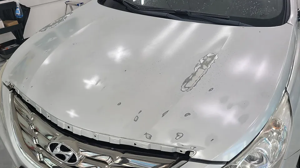 Hyundai Sonataのカーラッピング事例|傷んだボンネットを部分ラッピングでカバー 施工写真 3-2