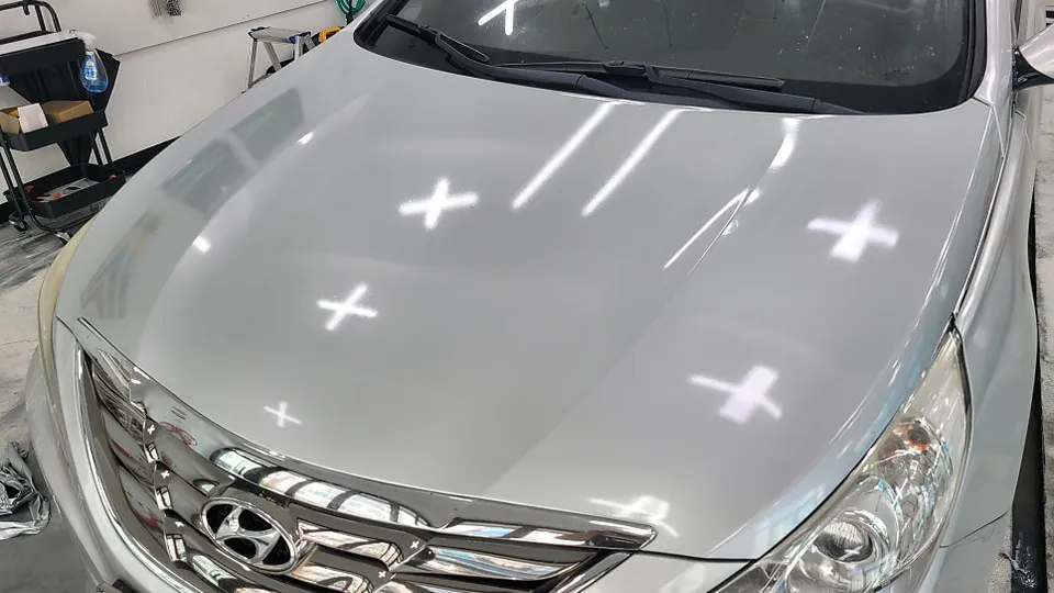 Hyundai Sonataのカーラッピング事例|傷んだボンネットを部分ラッピングでカバー 施工写真 2-3