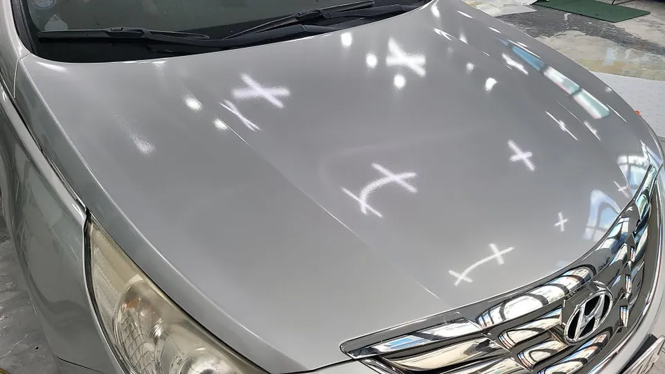 Hyundai Sonataのカーラッピング事例|傷んだボンネットを部分ラッピングでカバー 施工写真 3-3