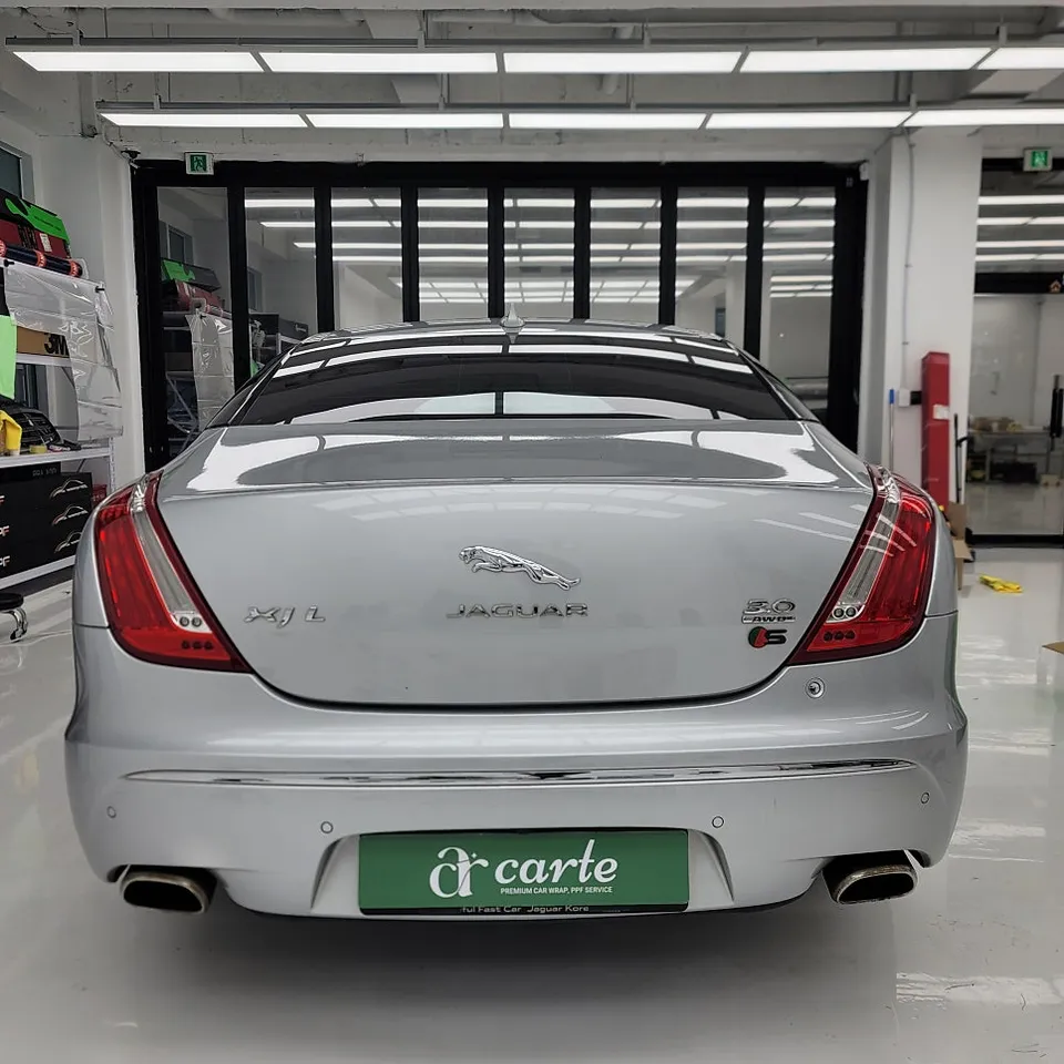 Jaguar XJLのカーラッピング事例|グリーンカラーとPPF施工 施工写真 2-1