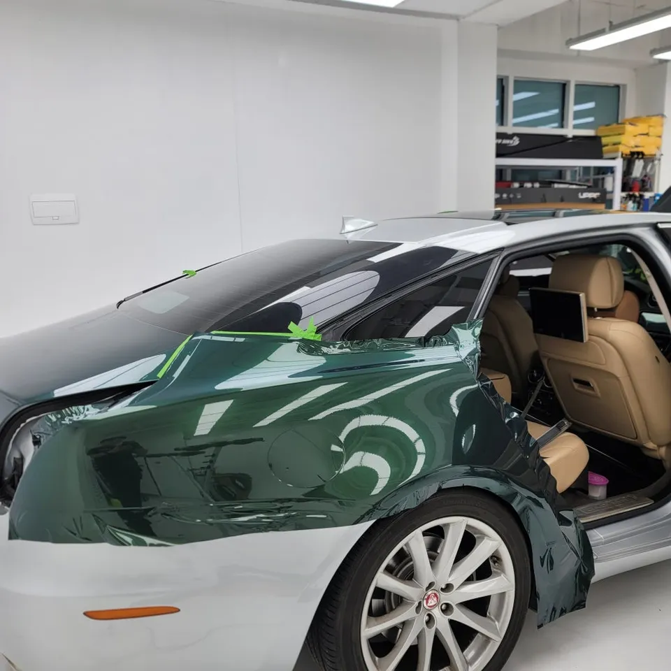 Jaguar XJLのカーラッピング事例|グリーンカラーとPPF施工 施工写真 2-3