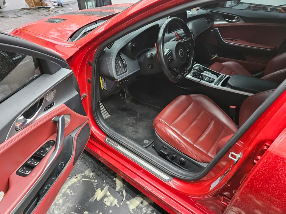 Kia Stingerのガラスコーティング事例|費用目安・仕上がり 施工写真 2-1