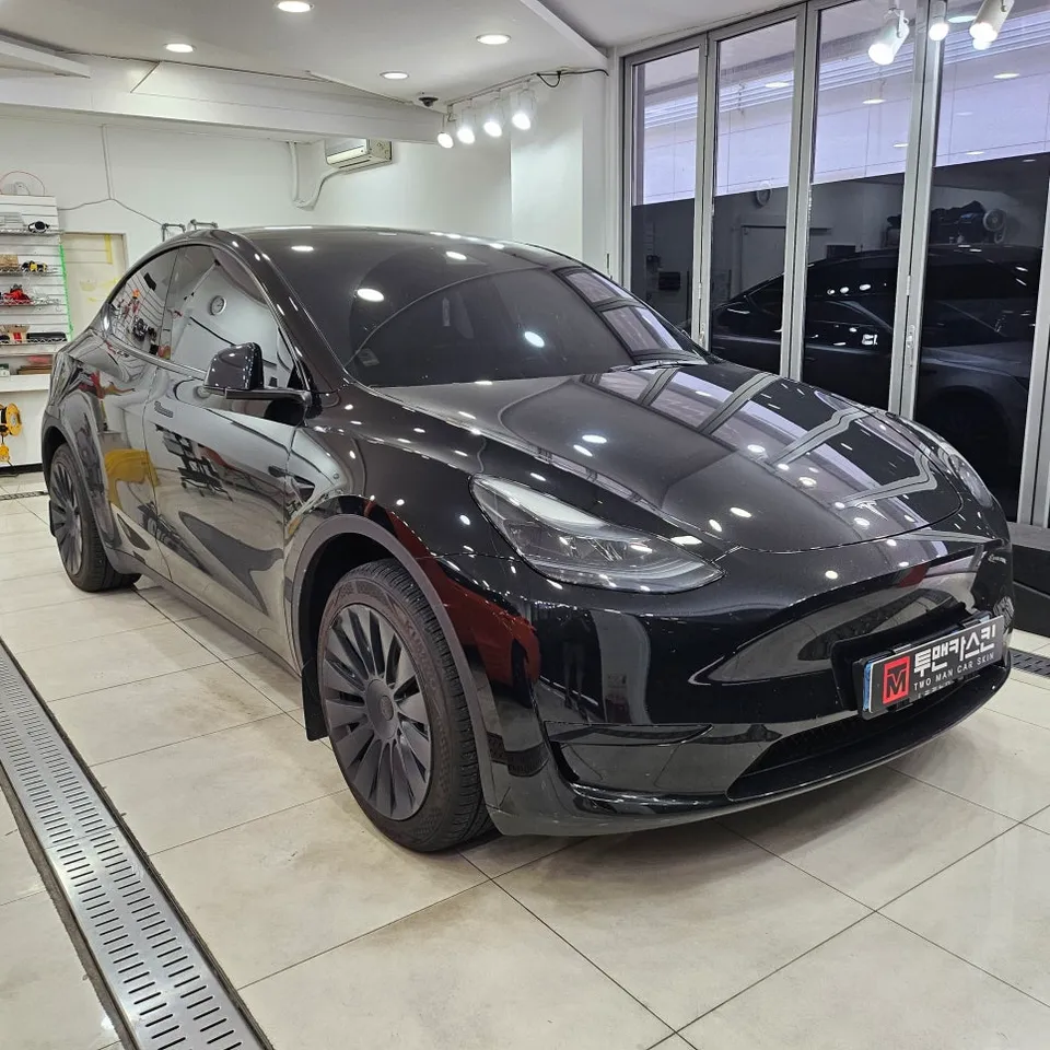 Tesla Model Y vinyl wrap - Tesla Model Y Vinyl Wrap Review: Interior Trim Upgrade photo 3