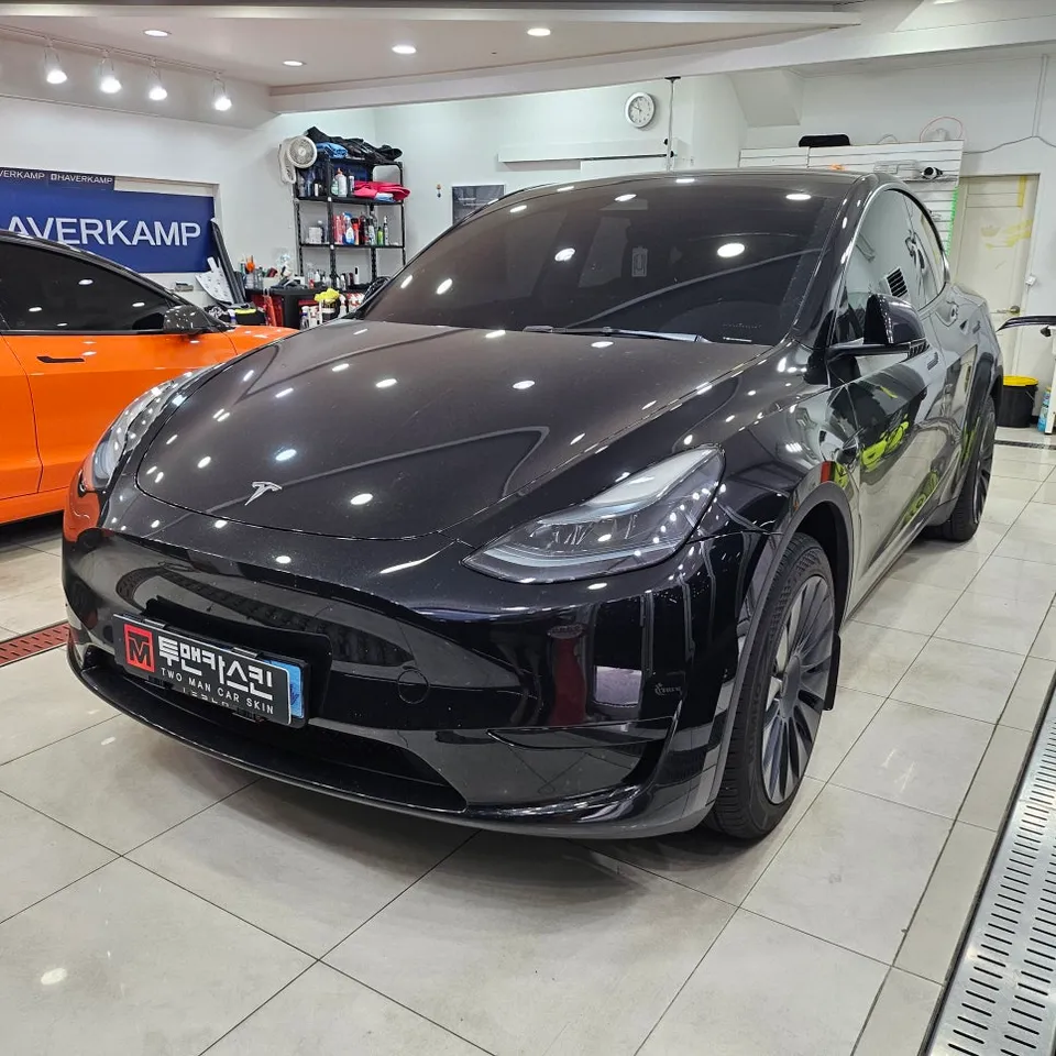 Tesla Model Y vinyl wrap - Tesla Model Y Vinyl Wrap Review: Interior Trim Upgrade photo 4
