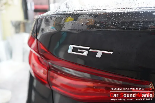 BMW 6 Series GTのドライブレコーダー取付事例 施工写真 2-1