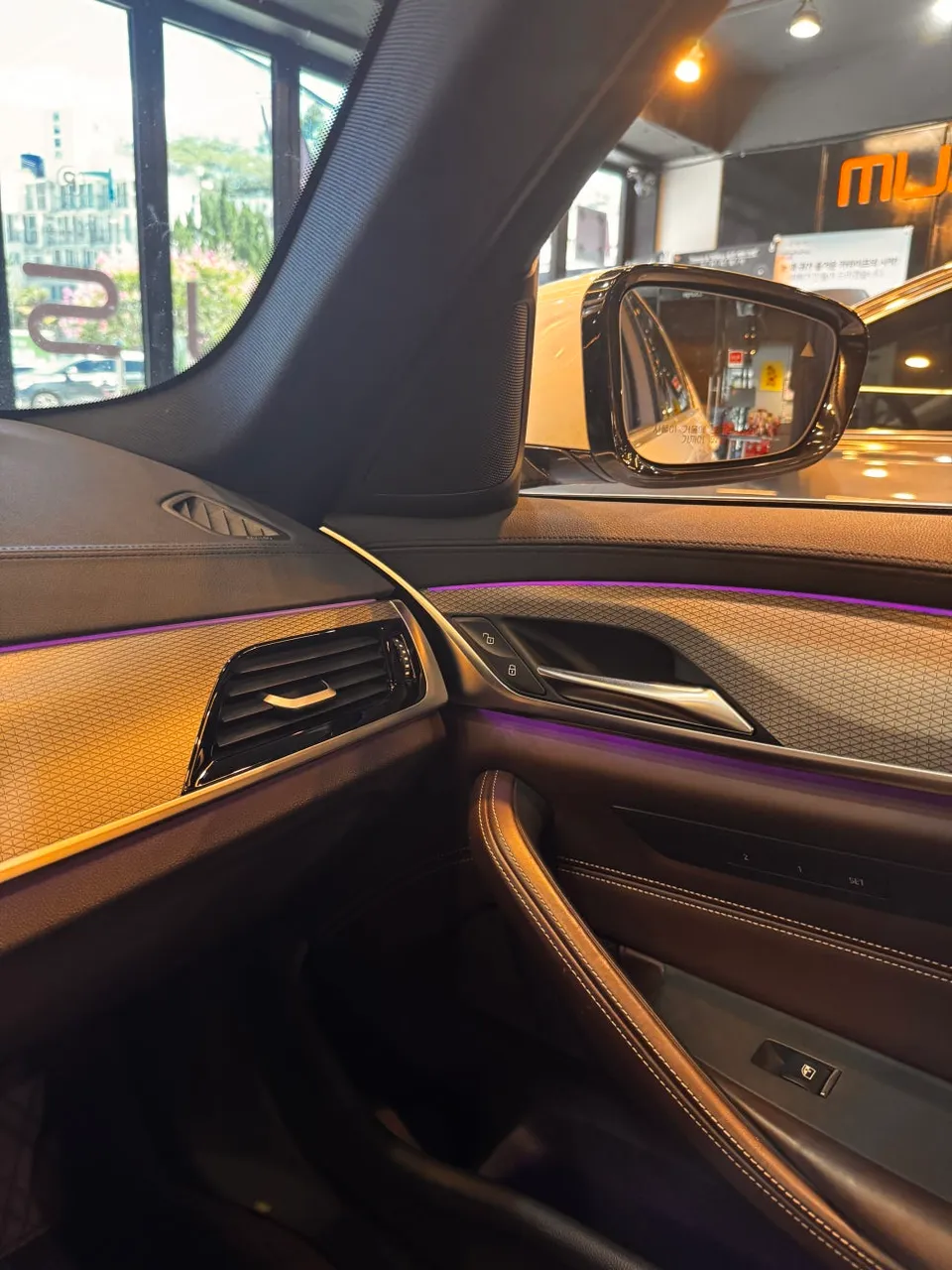 BMW 5 Series G30 ambient lighting - BMW 5 Series G30 Ambient Lighting Upgrade Review photo 3
