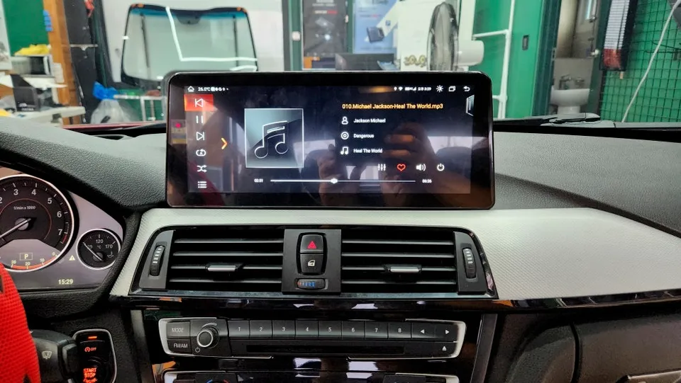 BMW 4 Series F32のAndroid Auto・CarPlay取付事例 施工写真 3-2