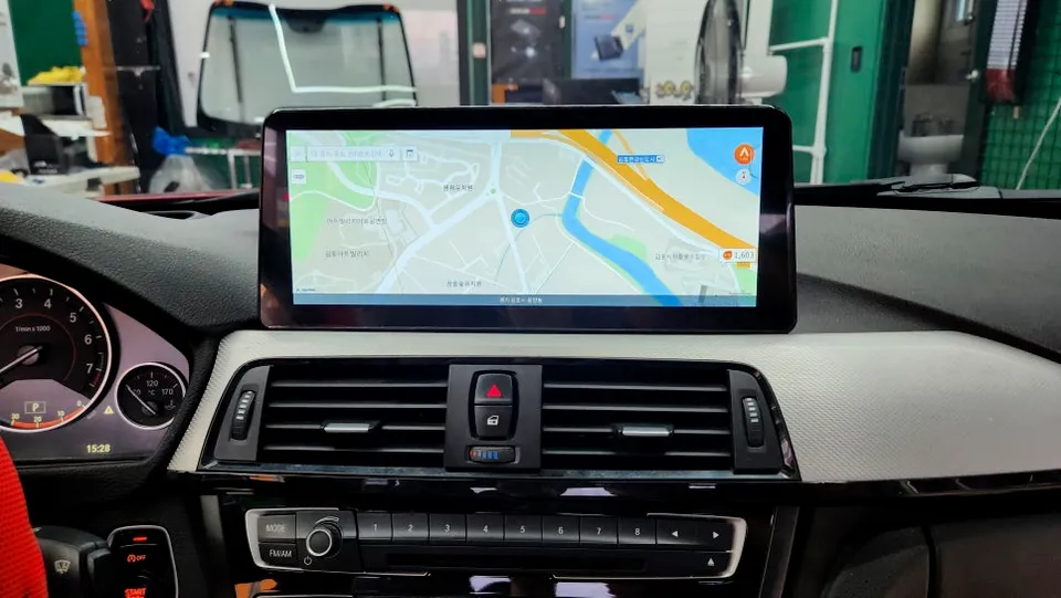 BMW 4 Series F32のAndroid Auto・CarPlay取付事例 施工写真 4-2