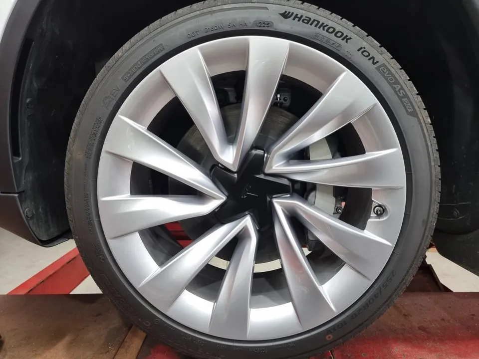 Tesla Juniperのホイールリペア・塗装事例 施工写真 1-1