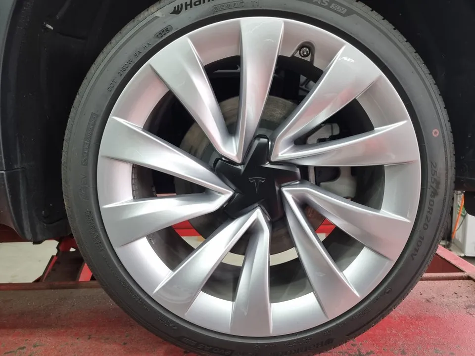 Tesla Juniperのホイールリペア・塗装事例 施工写真 2-1
