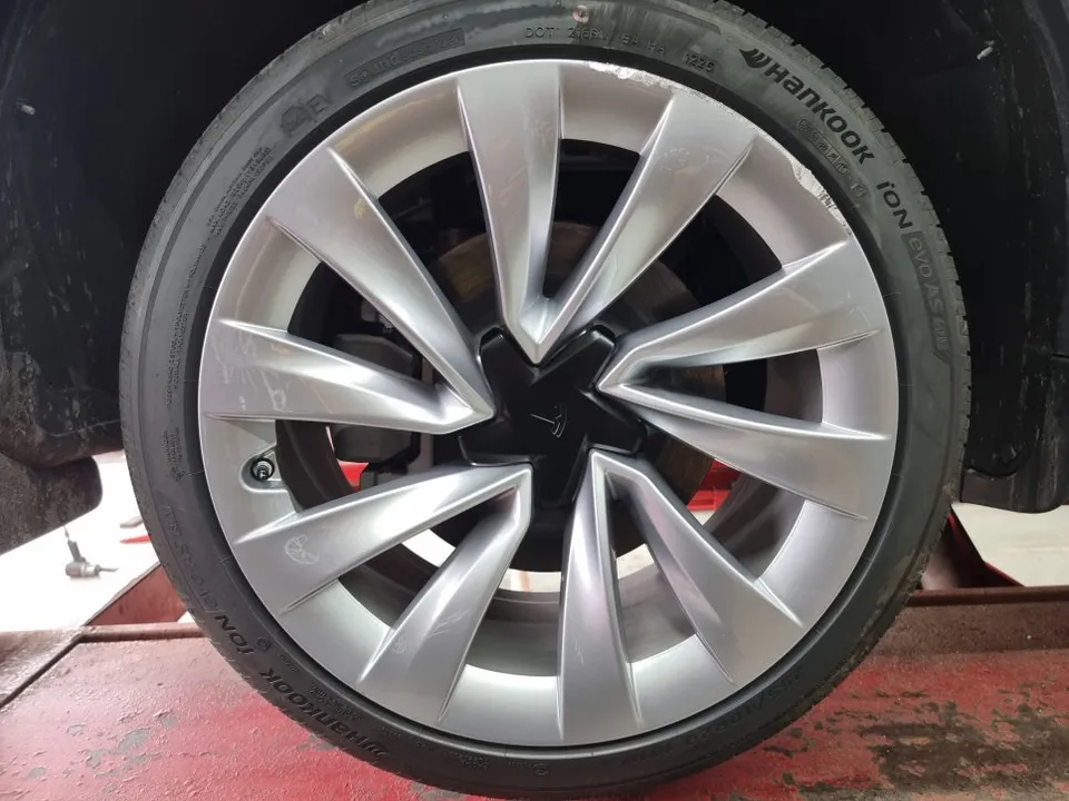 Tesla Juniperのホイールリペア・塗装事例 施工写真 3-1