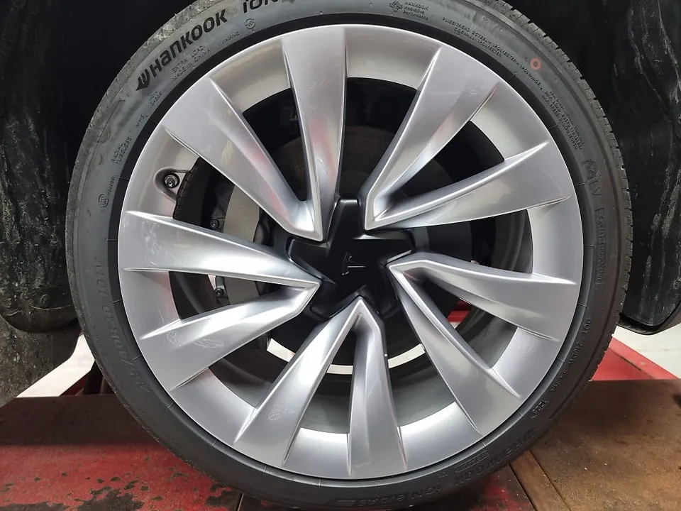 Tesla Juniperのホイールリペア・塗装事例 施工写真 1-2