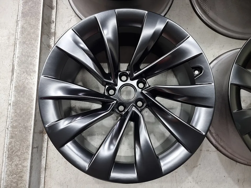 Tesla Juniperのホイールリペア・塗装事例 施工写真 3-2