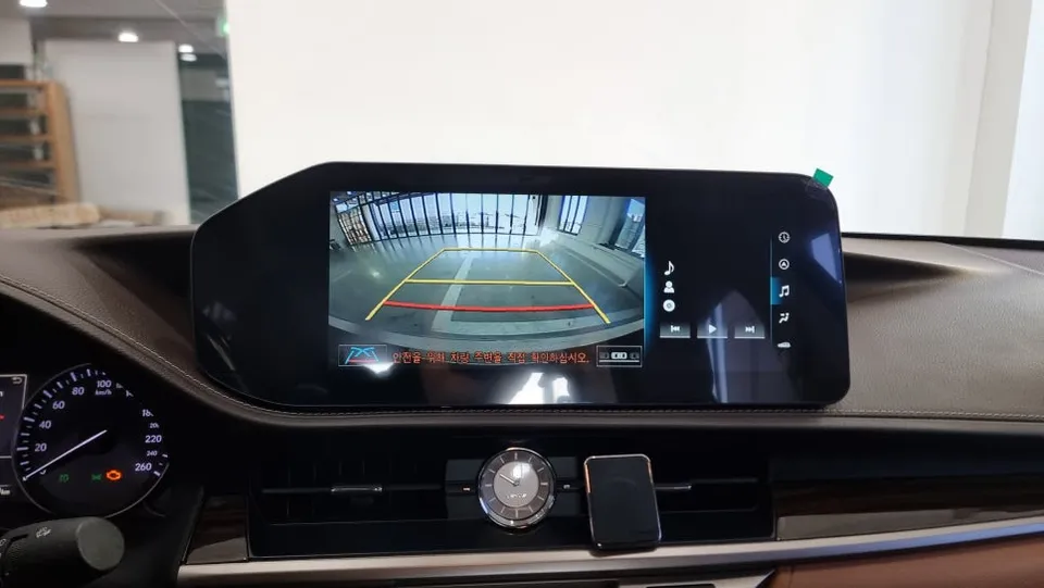 Lexus ESのAndroid Auto・CarPlay取付事例 施工写真 3-2
