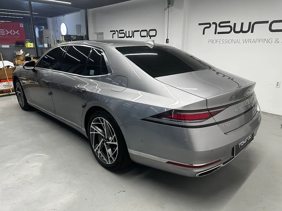 Genesis G90のカーラッピング事例：ブラックツートンで個性を演出 施工写真 3-1