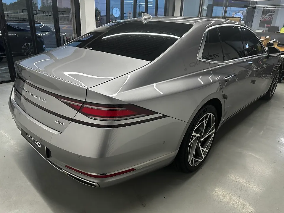 Genesis G90のカーラッピング事例：ブラックツートンで個性を演出 施工写真 1-2