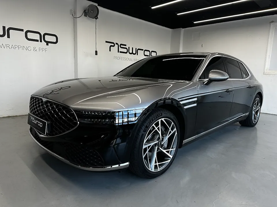 Genesis G90のカーラッピング事例：ブラックツートンで個性を演出 施工写真 1-3
