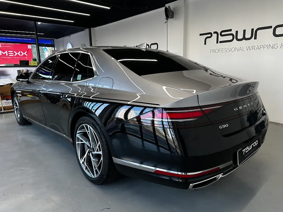 Genesis G90のカーラッピング事例：ブラックツートンで個性を演出 施工写真 2-3