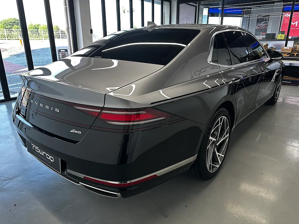 Genesis G90のカーラッピング事例：ブラックツートンで個性を演出 施工写真 3-3